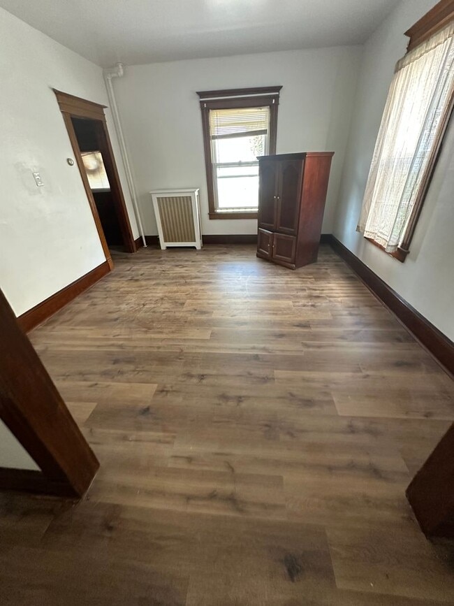 Building Photo - Large Newly Renovated 3 Bed/1 Bath Single ...