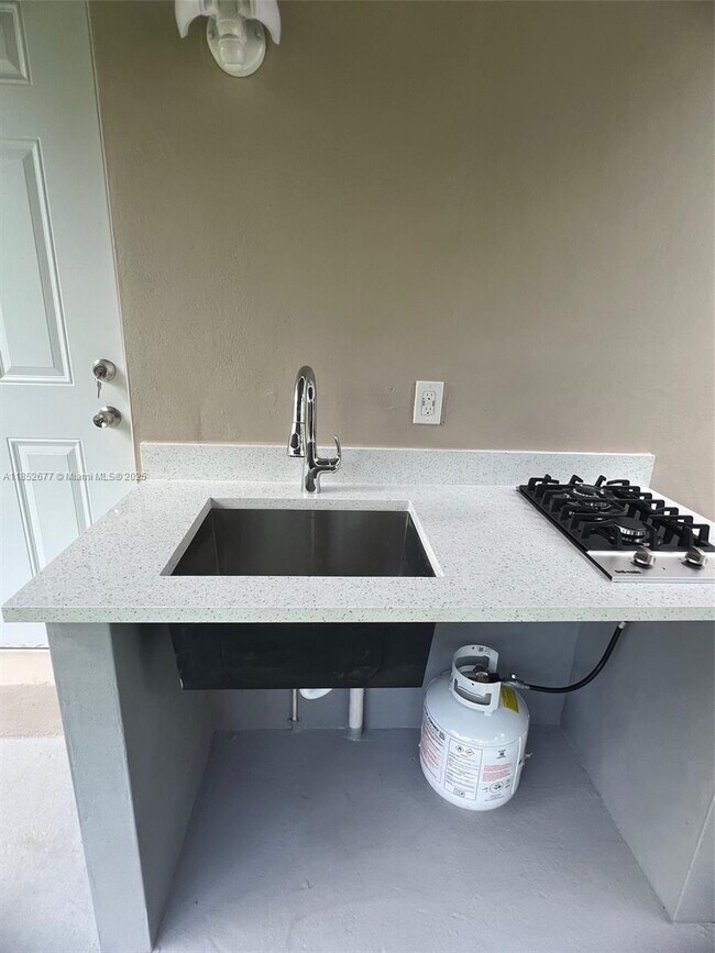 Building Photo - 5004 SW 140th Ct
