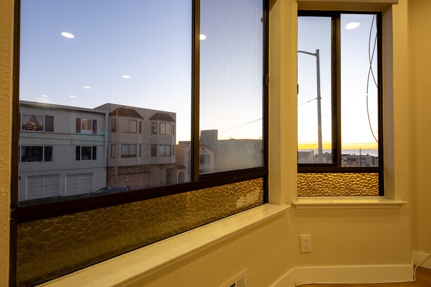 Building Photo - 3320 Judah St