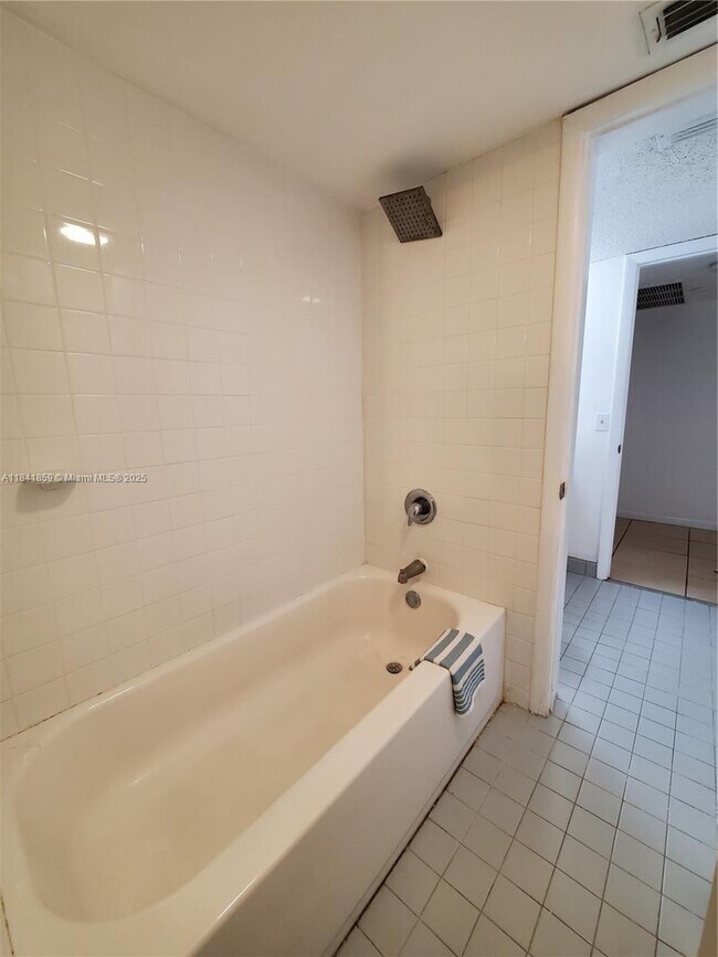 Building Photo - 1017 Washington Cir