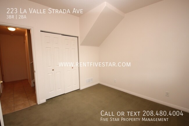 Building Photo - Beautiful Townhome With Primary Bedroom, E...