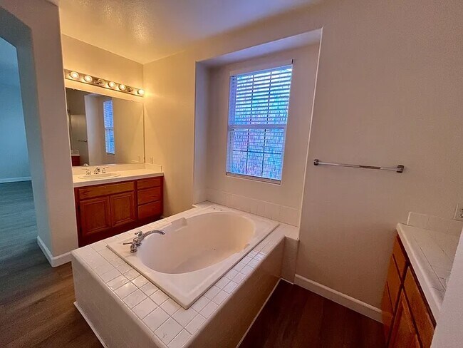 Building Photo - 525 Avenida Ortega