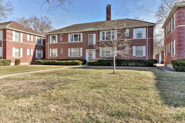 Building Photo - 2 bedroom, 1 bath condo close to Blair Par...