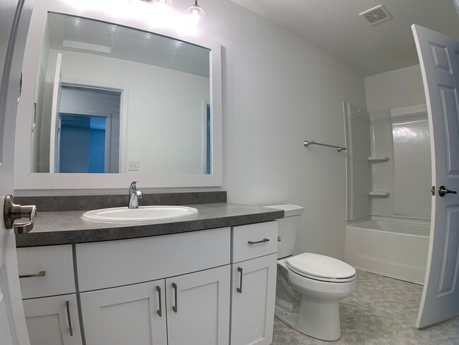 Building Photo - 4 Bed 2 Bath Single Family Home