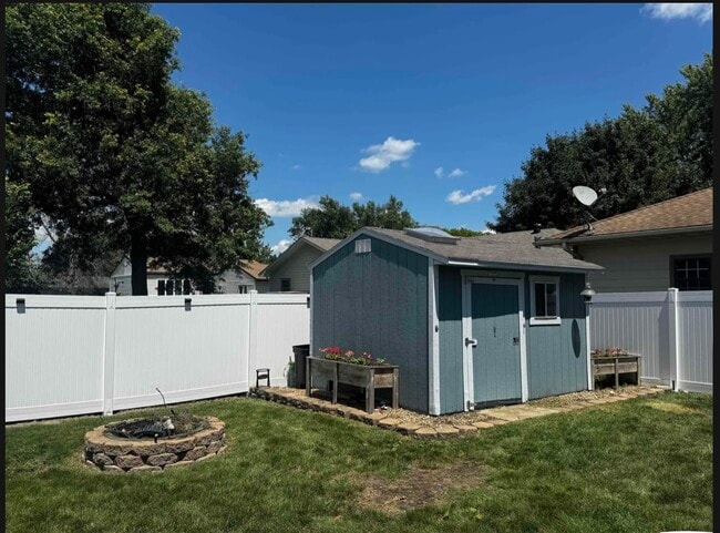 Building Photo - 812 W 4th St