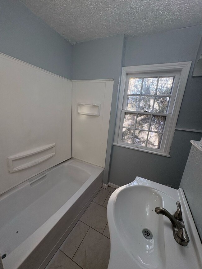 Building Photo - Charming 3 Bedroom for Rent In Cleveland H...