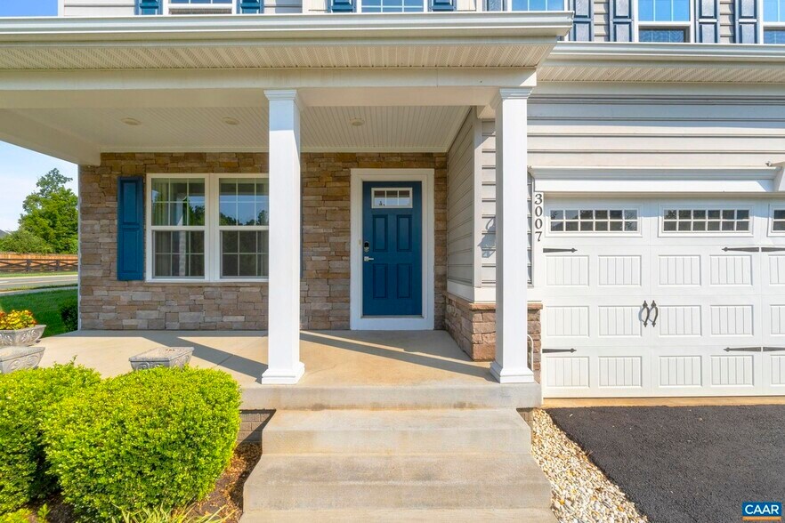 Large front porch - 3007 Sun Valley Dr