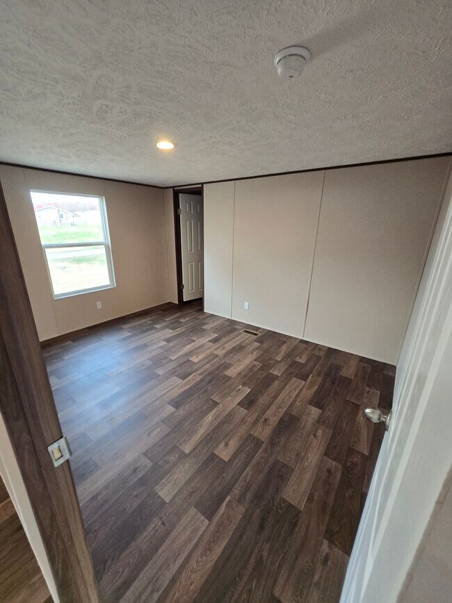 Building Photo - For Rent: Beautiful 3 Bedroom, 2 Bathroom Home