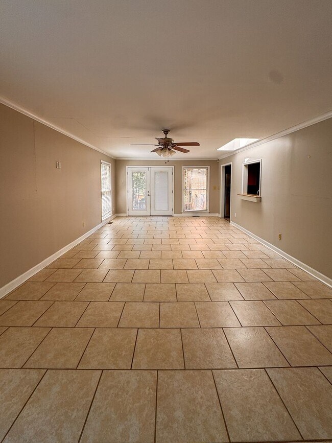 Building Photo - Beautiful Tri Level Home in Vanstory Hills