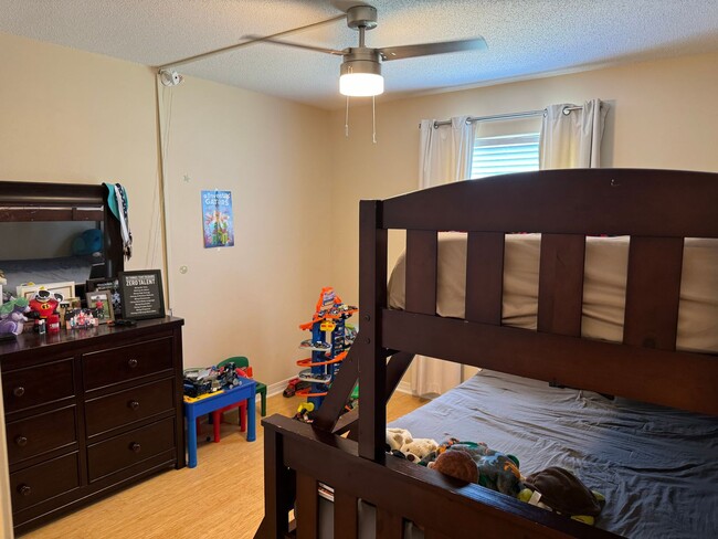 Building Photo - 4 bed 2bath with Pool