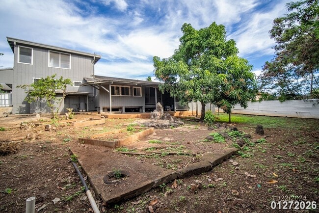 Building Photo - $2,200 /  2 Bed/ 1 Bath Spacious Duplex Centrally Located in Pearl City (Waiawa)