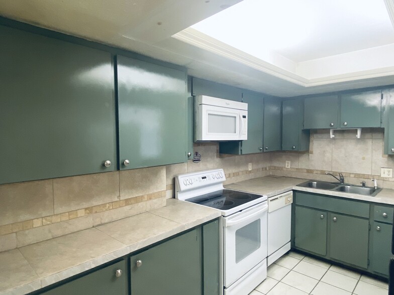 Unit 1 - 521 NE 24th Pl