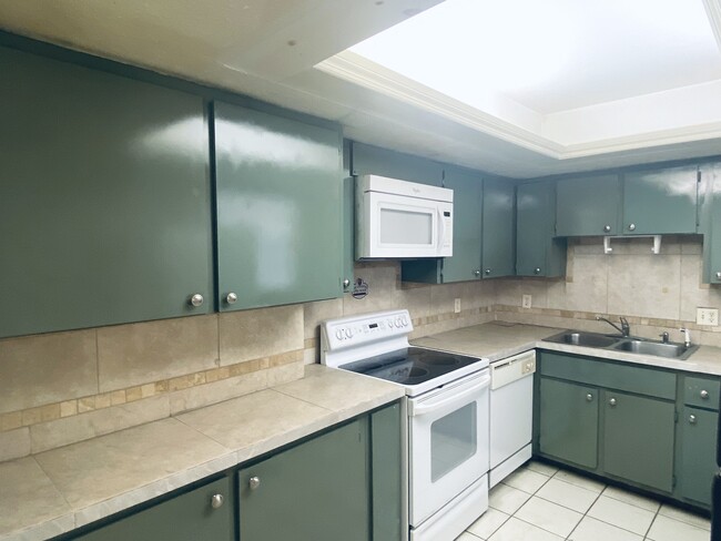 Building Photo - 521 NE 24th Pl