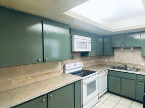 Building Photo - 521 NE 24th Pl