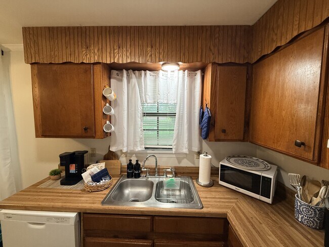 Building Photo - 1803 Thomas Ln