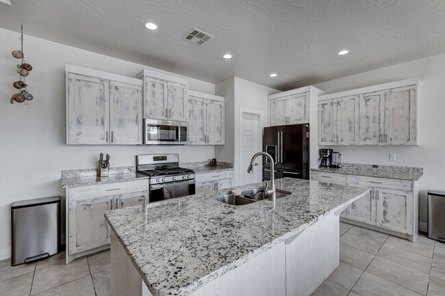 Building Photo - "Charming 3-Bedroom Retreat with 2 Baths and 2150 Sq. Ft. of Comfort in Santa Clara!"