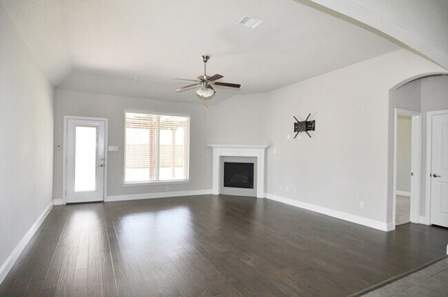 Building Photo - Wonderful 3-2-2 with Study in Northlake, N...