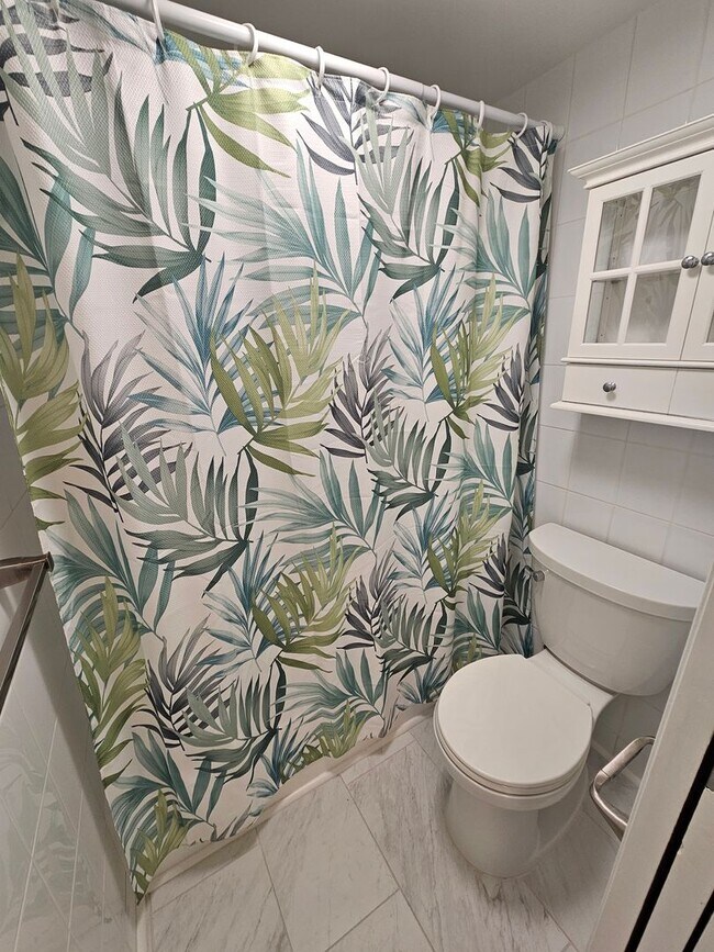 Building Photo - Condo with Lanai, Pool & Prime Location