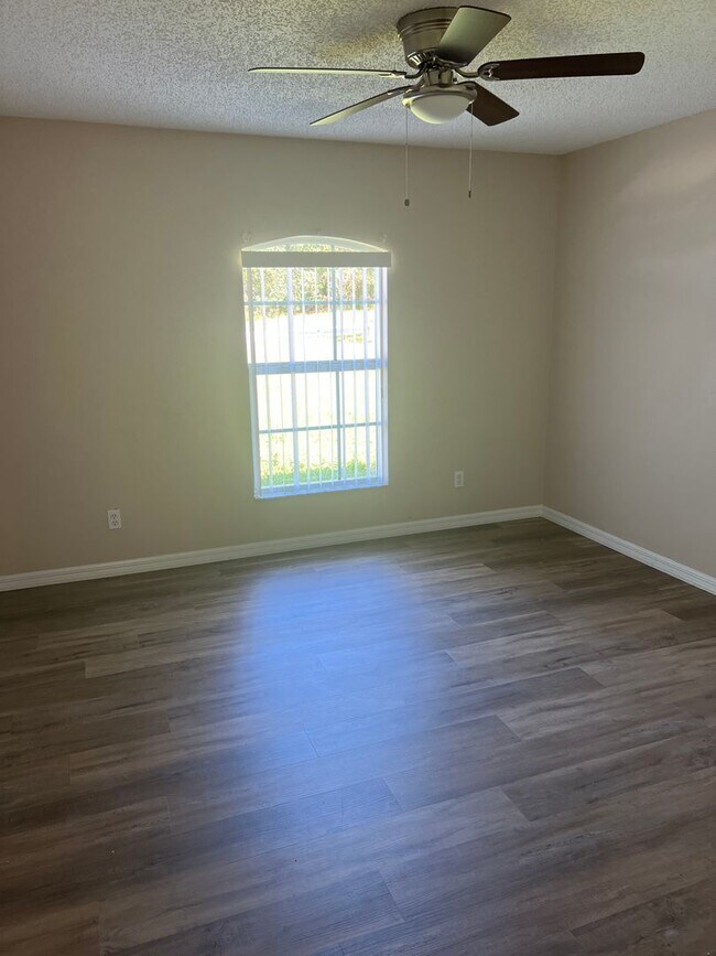 Building Photo - Spacious 3/2 with Attached 2 Car Garage in Deltona Lakes!