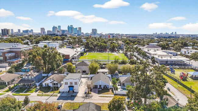 Building Photo - 310 W Warren Ave