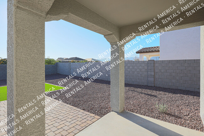 Building Photo - Beautiful 5 BD 3 BA Litchfield Park Home i...