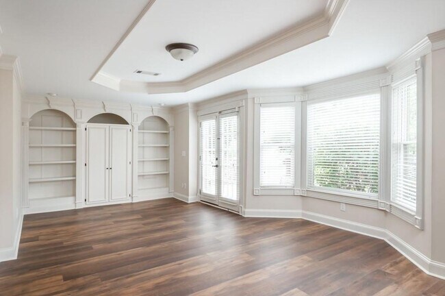 Building Photo - Elegant Master-on-Main in Prestigious Laur...