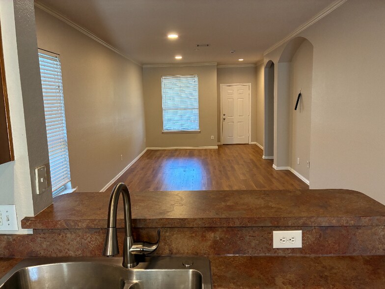 Building Photo - 1336 Kingston Pl