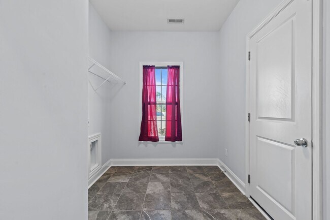 Building Photo - 3 bedroom 2 bathroom with a bonus room