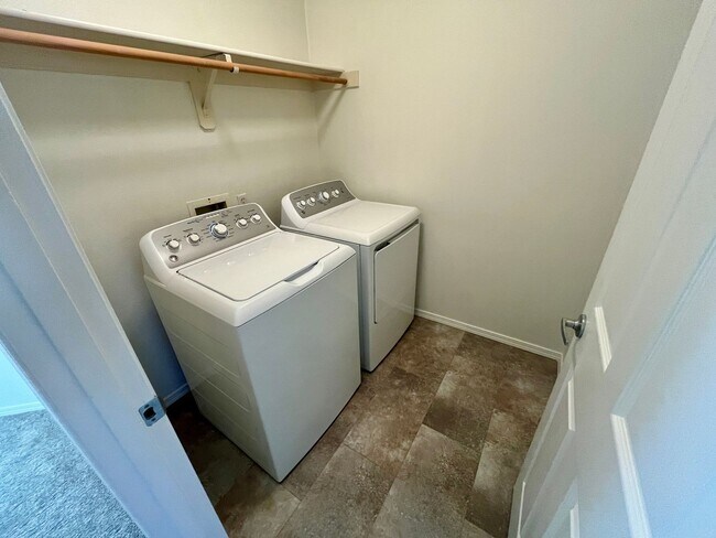 Building Photo - Amazing 3-Bedroom 2.5-Bathroom Townhouse i...
