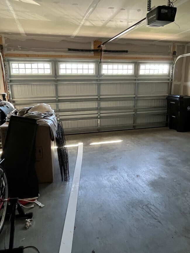 Building Photo - 3 bed 2 bath rental in Village Oaks Subdivision close proximity to Lake Monticello