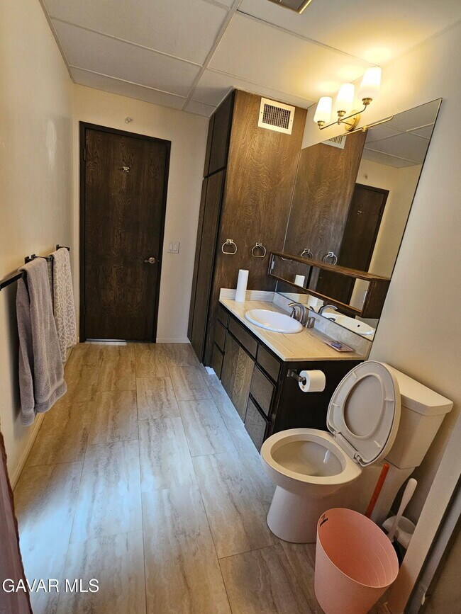 Building Photo - 145 Lakeview Dr