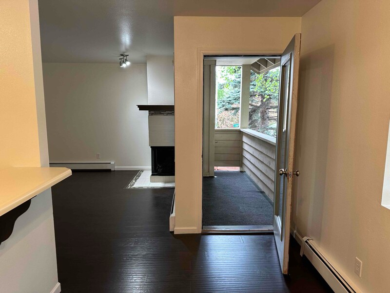 Building Photo - 1930 Congress Cir