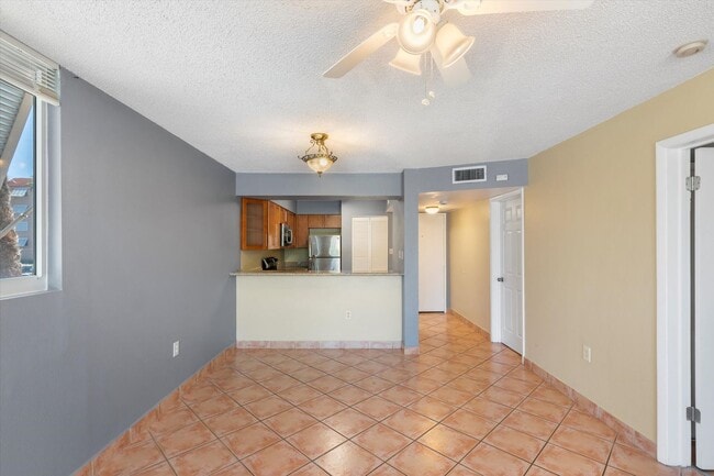 Building Photo - 2 Bedroom 2 bathroom condo available!