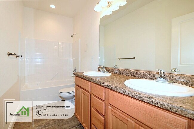Building Photo - 2530 Rainbow Ln
