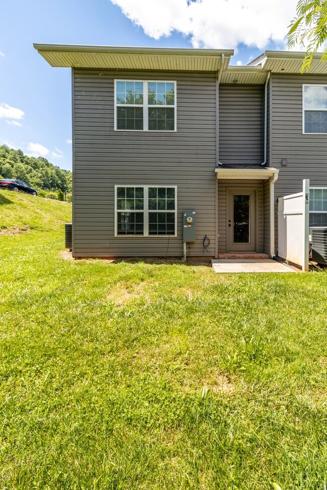 Building Photo - 920 Warrior Hill Dr