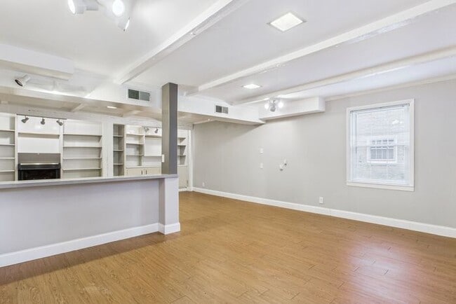 Building Photo - Large Home in Guilford Hills, Hardwood Flo...