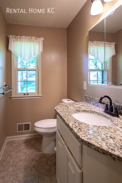 Building Photo - Beautifully updated split level with Finis...