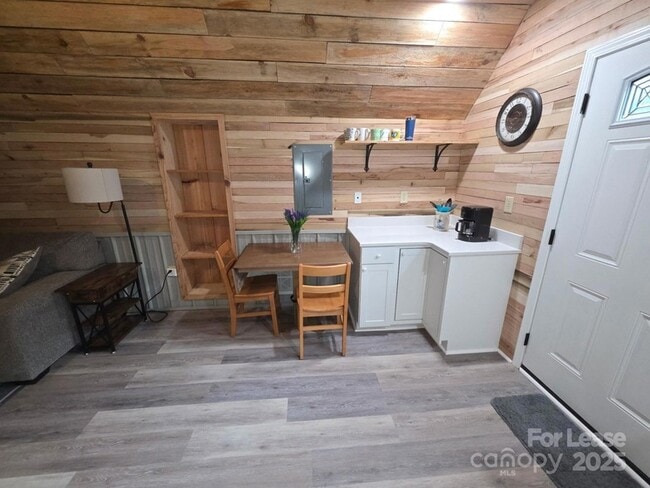 Building Photo - 820 Clearview Rd