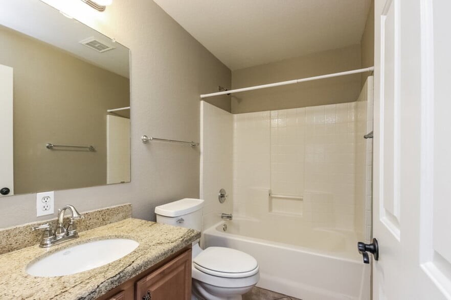 Building Photo - 1081 E Horseshoe Dr