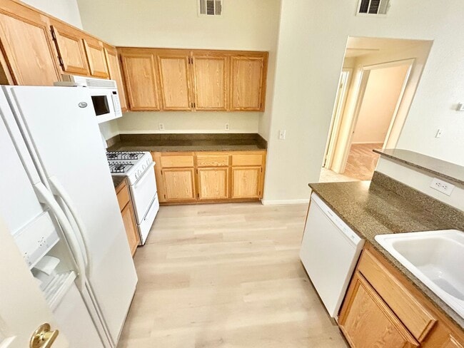 Building Photo - BEAUTIFUL 1 BEDROOM, 1 BATHROOM CONDO LOCA...