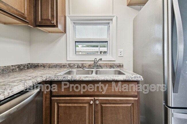 Building Photo - 242 Country Ln