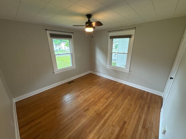 Building Photo - 321 Hickory St