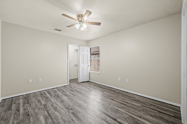 Building Photo - Spacious 3-Bed, 3-Bath Duplex – Awaits!