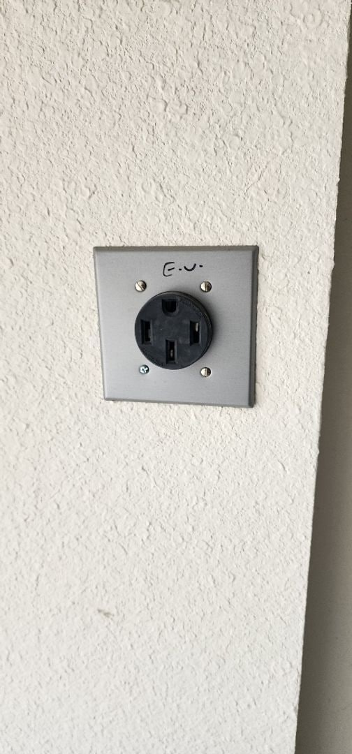 Building Photo - Newer Centrally Located Beauty!