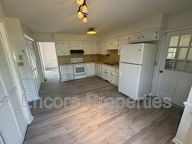 Building Photo - 2102 Oakcrest Ct
