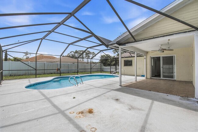 Building Photo - Amazing Pool Home!