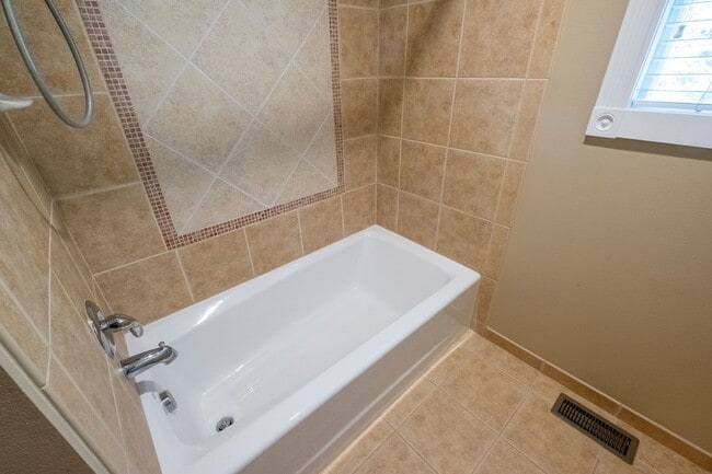 Building Photo - Large corner lot home in desirable Woodland Heights.