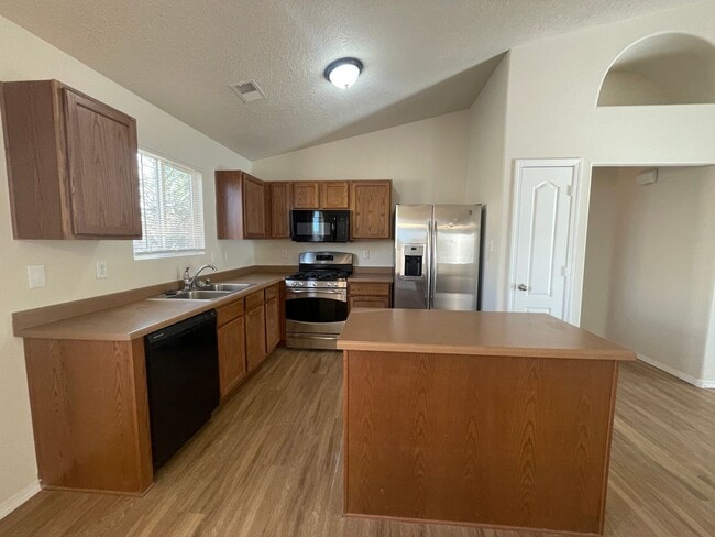 Building Photo - 4 bed 2 bath home in Huning Ranch.
