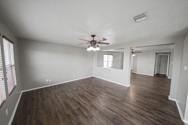 Building Photo - Spacious Cul-de-Sac Home with Greenbelt Privacy - Realtor Commission: $500