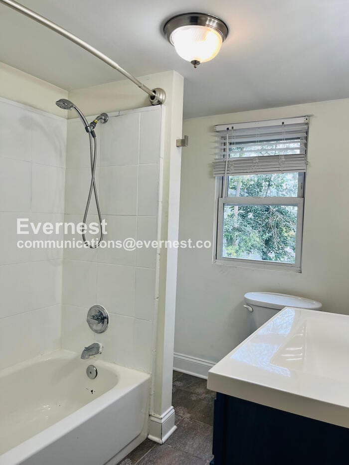 Building Photo - 2913 Davis Ave